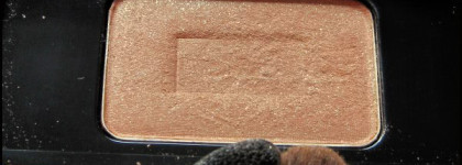 Лицо, глаза и губы от Yves Saint Laurent: пудра Poudre Compacte Radiance #5 , тени Ombre Solo #8 Fawn, помада-блеск Gloss Volupté #7 Tangy Orange