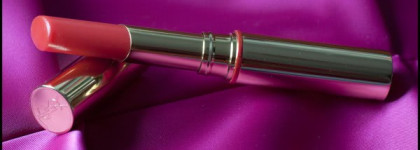 Лицо, глаза и губы от Yves Saint Laurent: пудра Poudre Compacte Radiance #5 , тени Ombre Solo #8 Fawn, помада-блеск Gloss Volupté #7 Tangy Orange
