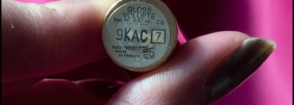 Лицо, глаза и губы от Yves Saint Laurent: пудра Poudre Compacte Radiance #5 , тени Ombre Solo #8 Fawn, помада-блеск Gloss Volupté #7 Tangy Orange