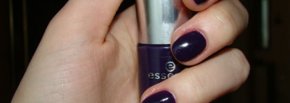 Осень в фиолетовых тонах или моя лаковая новинка Essence milti dimension 63 Purple Cherry