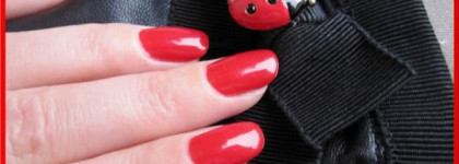 Сущность божьей коровки. Лак Essie Escaapades № 642