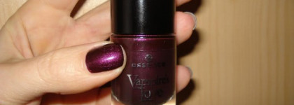 Новый лак от Essence "Vampire`s Love"