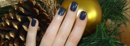 Мой третий лак из серии Vampire`s Love и синий глиттер от Essence