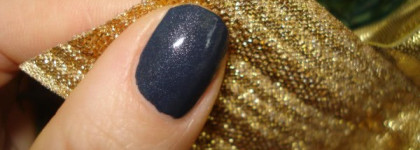 Мой третий лак из серии Vampire`s Love и синий глиттер от Essence