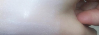 Два весёлых друга ушедшего лета - солнцезащитный флюид SPF 50+ La Roche-Posay и матирующие салфетки Shiseido