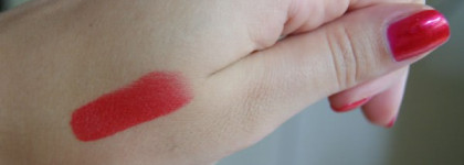 Две яркие красотки - Revlon super lustrous lipstick Fire&Ice и Kiss Me Coral
