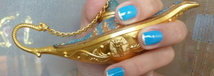 Золотой месяц на голубом небе