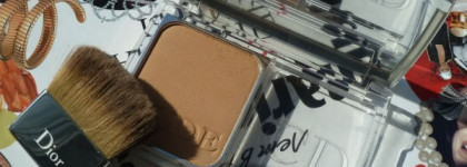 Пудра Dior Diorskin Nude Compact Natural Glow Radiant Powder Foundation SPF 10 PA+++ 040