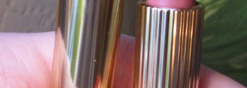 Нежные сестры в золотых платьях с фамилией Estee Lauder