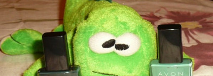 Два динозаврика от Avon nailwear pro «Green with envy» and «Рeppermint leaf»