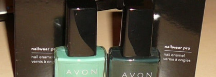 Два динозаврика от Avon nailwear pro «Green with envy» and «Рeppermint leaf»