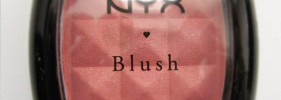 Двое румян от Nyx: Компактные румяна (Pinched) и кремовые румяна (Boho chic)