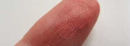 Двое румян от Nyx: Компактные румяна (Pinched) и кремовые румяна (Boho chic)