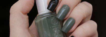 Меланхоличный маникюр с лаками Essie Sew Psyched и Licorice