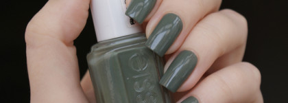 Меланхоличный маникюр с лаками Essie Sew Psyched и Licorice