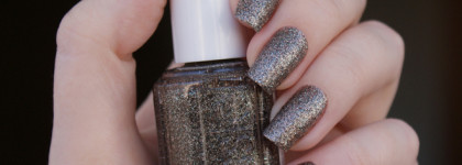 Сияй до кончиков пальцев с лаком Essie Nail Lacquer Ignite The Night 3021