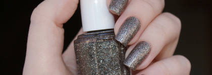 Сияй до кончиков пальцев с лаком Essie Nail Lacquer Ignite The Night 3021