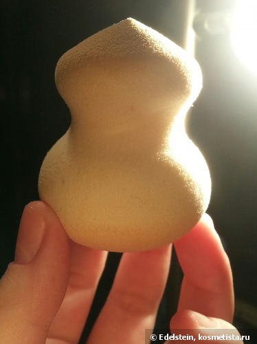 Real Techniques miracle complexion sponge VS Shu Uemura Lightbulb Sponge