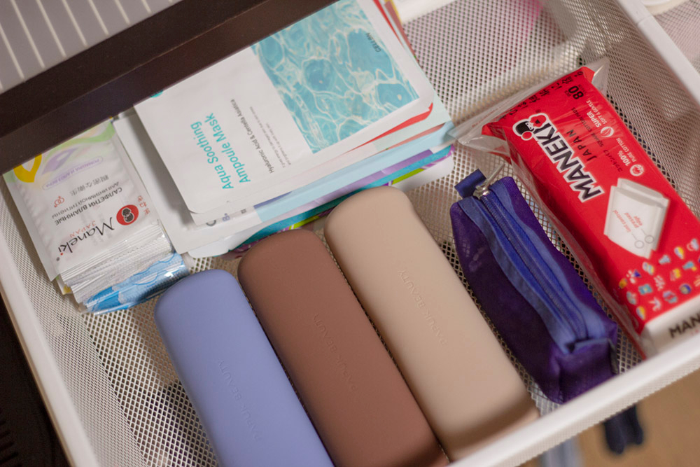 Аккуратно и удобно теперь всё лежит в шкафу.