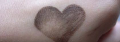 Два карандаша и два блеска Essence