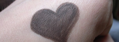 Два карандаша и два блеска Essence