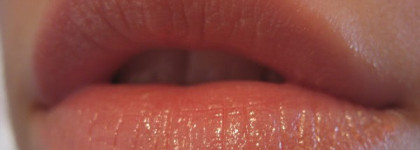 estee lauder помада-блеск Pure Color Crystal Lipstick (37 Hint of Peach)