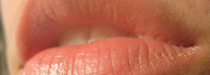 estee lauder помада-блеск Pure Color Crystal Lipstick (37 Hint of Peach)