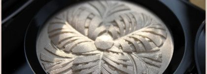 Пудра-хайлайтер Chanel Camelia de Plumes Poudre illuminatrice Highlighting Powder из Рождественской коллекции Plumes Precieuses de Chanel