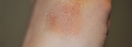 Yves Rocher 100% Natural Origin Loose Pearls – "Кулер натюр" Рассыпчатые тени для век «Минералы и растения» Розовый