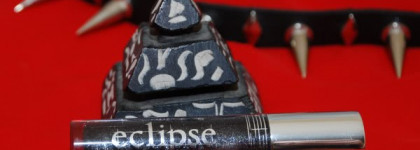 Вампирша: блеск для губ Essence "The twilight saga" Eclipse collection оттенок "02 Undead?"