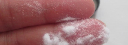 Снег на ресницах? Нет - это пудра для ресниц от Essence: volumizing lash powder