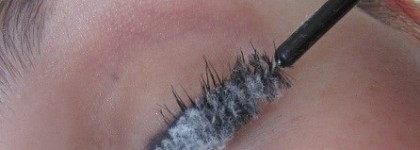 Снег на ресницах? Нет - это пудра для ресниц от Essence: volumizing lash powder