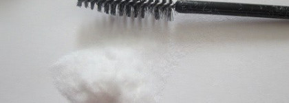 Снег на ресницах? Нет - это пудра для ресниц от Essence: volumizing lash powder