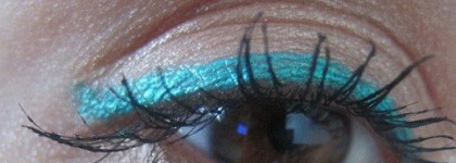 Яркий акцент в макияже: MAC Liner Liquidlast - Aqualine