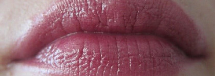 Две сестрички Estee Lauder : Pure Color Gloss Stick Nr. 11 - Deep Lilac и Pure Color Gloss Stick Nr. 03 - Golden Violet