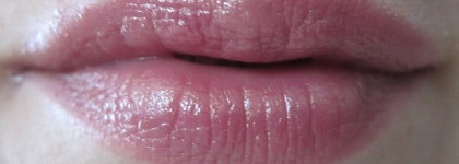 Две сестрички Estee Lauder : Pure Color Gloss Stick Nr. 11 - Deep Lilac и Pure Color Gloss Stick Nr. 03 - Golden Violet