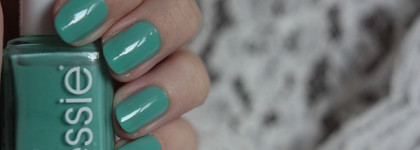 Essie Nail Lacquer  #98 Turquoise Caicos и #323 Ruffles & Feathers