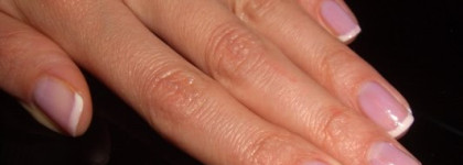 Французский маникюр в исполнении Revlon. №050 White on White и №007 Sher Blossom