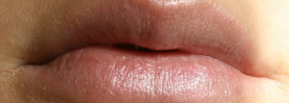 Немного об Ухаживающем бальзаме для губ "Нежный цвет" оттенок "Red"  от Avon