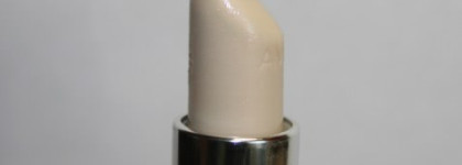 Немного об Ухаживающем бальзаме для губ "Нежный цвет" оттенок "Red"  от Avon