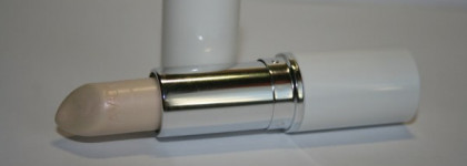 Немного об Ухаживающем бальзаме для губ "Нежный цвет" оттенок "Red"  от Avon