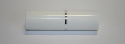 Немного об Ухаживающем бальзаме для губ "Нежный цвет" оттенок "Red"  от Avon