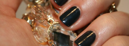 Интересный синий лак от Essence Colour&Go #126