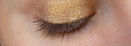 Летний сияющий макияж с золотым пигментом