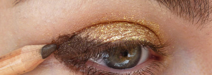 Летний сияющий макияж с золотым пигментом