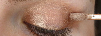 Летний сияющий макияж с золотым пигментом