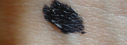 Полночь в Париже с гелевой подводкой от Essence 01