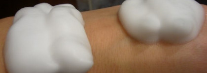 Сравнение очищающих пенок Caudalie и Yves Rocher