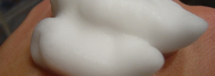 Сравнение очищающих пенок Caudalie и Yves Rocher