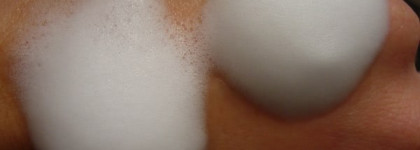 Сравнение очищающих пенок Caudalie и Yves Rocher